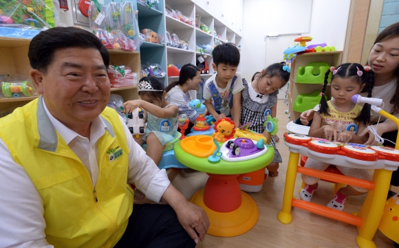 개관을 하루 앞둔 영등포구청 별관 장난감도서관을 찾은 조길형(왼쪽) 영등포구청장이 24일 어린이들이 놀이기구를 이용하는 것을 보며 기뻐하고 있다. 이언탁 기자 utl@seoul.co.kr 