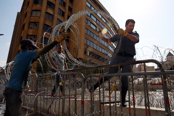 레바논 ‘치욕의 벽’ 철거… 그 자리엔 다시 가시 철조망