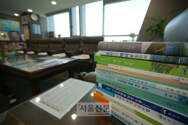 성장현 용산구청장실 책상에 구에서 만든 지역사 서적 및 구정 기록물이 쌓여 있다.