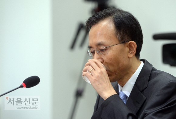 이기택 대법관 후보자가 27일 열린 국회 인사청문회에서 질의에 답하던 중 잠시 목을 축이고 있다. 정연호 기자 tpgod@seoul.co.kr