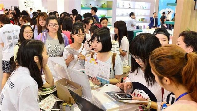 ‘2015 코리아브랜드·한류상품박람회’가 열리고 있는 중국 상하이 인텍스 전시관이 27일 한류 콘텐츠를 즐기려는 중국 관람객들로 북적이고 있다.  코트라 제공
