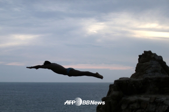 멕시코 아카풀코의 라 케브라다 절벽에서 다이버가 다이빙을 하고 있다. ⓒ AFPBBNews=News1