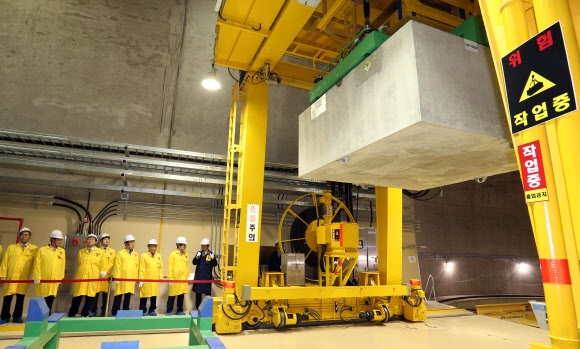 30년 만에 경주 중·저준위 방사성폐기물 처분시설 준공식이 28일 경북 경주 한국원자력환경공단에서 열린 가운데 황교안(왼쪽 일곱 번째) 국무총리, 문재도(네 번째) 산업통상자원부 2차관, 이종인(여섯 번째) 한국원자력환경공단 이사장 등 참석자들이 박수를 치고 있다.  산업통상자원부 제공