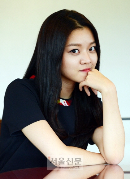 아역 출신이라는 꼬리표를 떼고 20대를 대표하는 여배우로 성장한 고아성. 최근작들에서 ‘을’의 입장을 대변하는 캐릭터를 맡아 통쾌한 연기를 펼친 그는 “실제로는 욱하는 성격도 아니고 거의 참고 사는 편이다. 연기로나마 조금씩 스트레스를 해소한다”고 말했다.  박윤슬 기자 seul@seoul.co.kr 