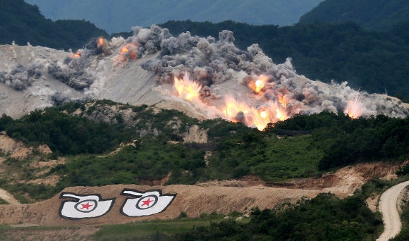 우리 군 전차가 발사한 포탄이 목표 지점에 떨어지고 있다.  연합뉴스