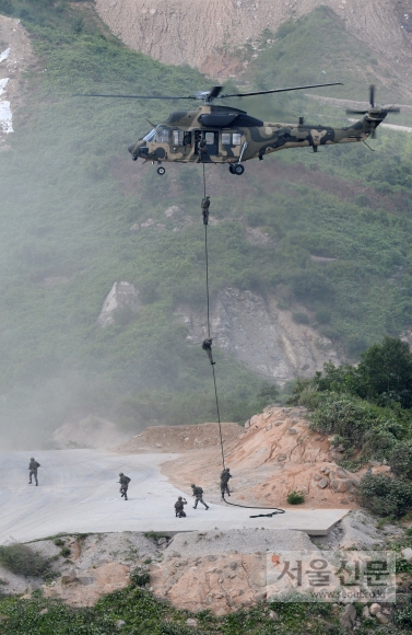 국산 헬기 수리온에 탑승한 우리 육군이 패스트 로프를 타고 지상으로 내려가고 있다. 포천 손형준 기자 boltagoo@seoul.co.kr