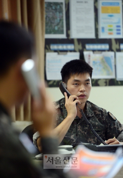 의무후송항공대 지휘통제실에서 작전장교가 국군의무사령부 의무종합상황센터로부터 걸려온 전화를 받고 있다.