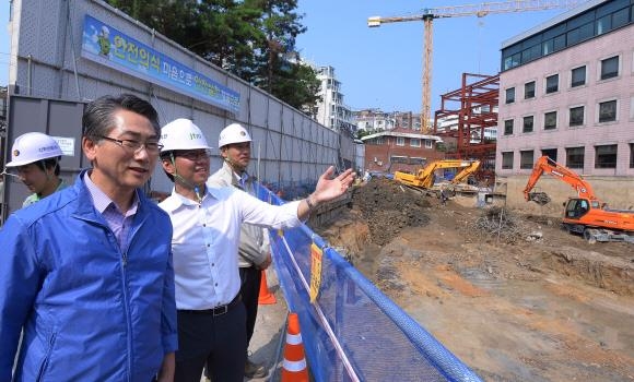 31일 오전 김영종(왼쪽) 종로구청장이 종로구 성균관로의 ‘올림픽기념 국민생활관’을 찾아 ‘어린이 전용극장’을 만들기 위한 증축 공사 현장을 둘러보고 있다.  이언탁 기자 utl@seoul.co.kr