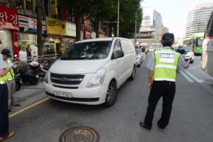 “차에 타고 있어도 불법 주정차 단속 대상입니다”