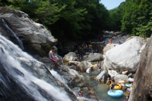‘맑은물 천혜 폭포’ 무주구천동 33경… ‘곱디고운 붉은색’ 적상산 가을 단풍