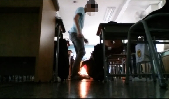 인터넷 동영상 사이트인 유튜브에 올라온 ‘서울 양천구 중학교 폭발 사고’ 영상의 한 장면. ‘○○중 테러’라는 제목의 해당 영상에서 범인으로 추정되는 인물이 부탄가스에 불을 붙인 후 뒤로 물러서고 있다.  연합뉴스
