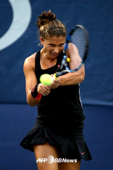 이탈리아 테니스 선수 사라 에라니가 1일(현지시간) 미국 뉴욕의 USTA 빌리 진 킹 국립 테니스 센터에서 열린 2015 US오픈 테니스 대회 여자단식에서 일본의 히비 마요를 상대로 경기를 펼치고 있다. ⓒ AFPBBNews=News1