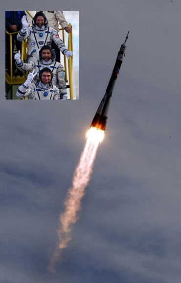 카자흐스탄 바이코누르 우주센터에서 2일 오전 발사된 러시아의 소유스 우주선이 국제우주정거장(ISS)을 향해 힘차게 날아가고 있다. 바이코누르 우주센터는 1961년 첫 우주인 유리 가가린을 태운 우주선을 쏘아 올린 이후 500번째 발사를 기록했다. 작은 사진 위쪽부터 우주선에 탑승한 덴마크 최초의 우주인 안드레아스 모겐센, 카자흐스탄의 아이딘 아임베토프, 러시아의 세르게이 볼코프. 바이코누르 EPA 연합뉴스