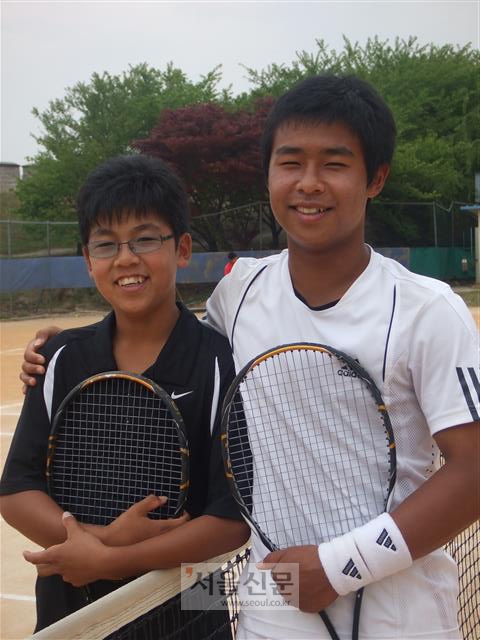 2009년 당시 중학생이었던 정현(왼쪽)이 테니스 코트 위에서 앳된 얼굴로 형 정홍과 다정하게 어깨동무를 한 채 활짝 웃고 있다.  서울신문 포토라이브러리