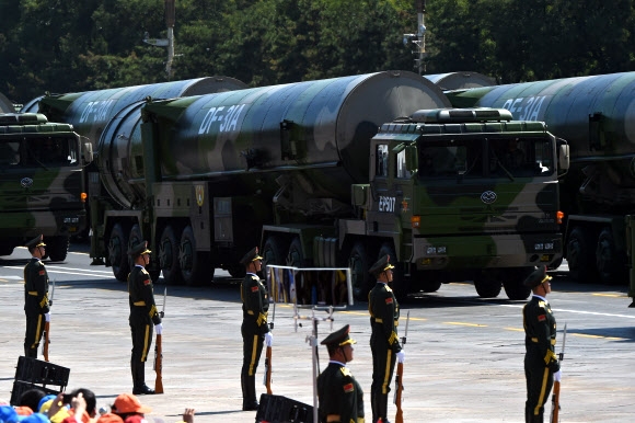 최첨단 무기인 둥펑31A 대륙간탄도미사일을 실은 트럭이 톈안먼 앞을 지나가고 있다. 베이징 AFP 연합뉴스 