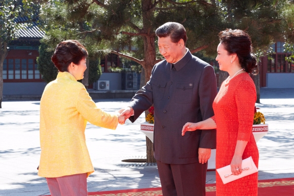 박근혜 대통령이 3일 중국 전승절 70주년 행사에 입장하며 시진핑 중국 국가주석 부부의 영접을 받고 있다.  베이징 안주영 기자 jya@seoul.co.kr