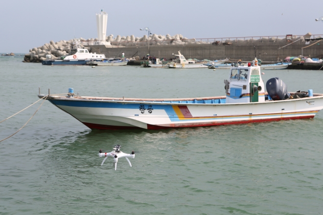 드론이 울주군 서생면 신암항 앞바다에서 적조를 관찰하기 바다 위를 날고 있다. 울산시 제공