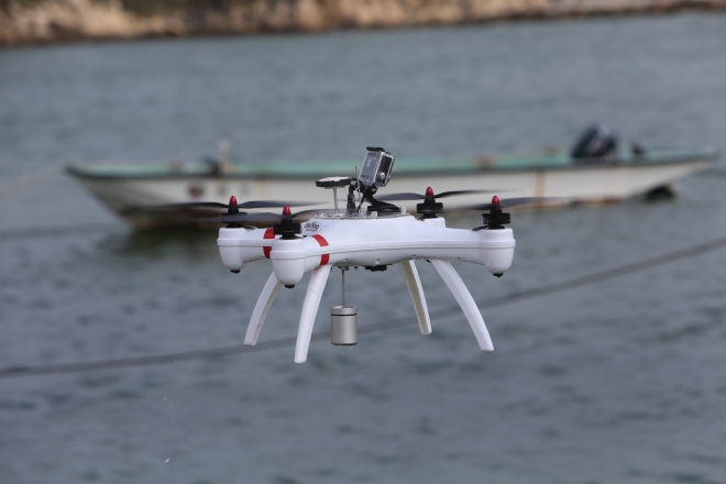 드론이 사람이 접근하기 어려운 선박 주변 수심이 낮은 곳에서 적조 발생여부를 촬영하고 있다. 울산시 제공