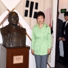 백범 김구 선생 동상 옆에 선 박근혜 대통령