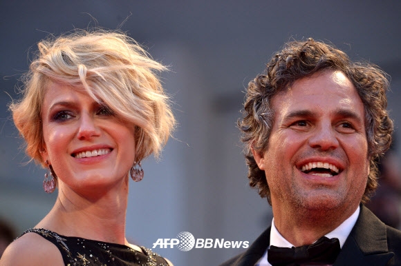 할리우드 배우 마크 러팔로가 아내 선라이즈 코이그니와 함께 3일(현지시간) 이탈리아 베니스 리도섬에서 열린 ‘제 72회 베니스 국제영화제’ 비경쟁부문 출품작 영화 스포트라이트(Spotlight) 레드카펫 행사에서 포즈를 취하고 있다. ⓒ AFPBBNews=News1