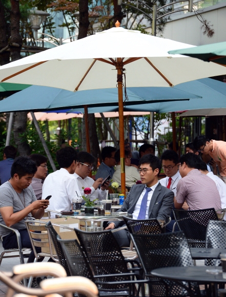 4일 경기 성남시 판교테크노밸리에 있는 커피숍에서 직장인들이 휴식을 취하고 있다. 박윤슬 기자 seul@seoul.co.kr