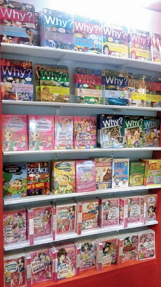 엘렉스미디어가 인도네시아어로 번역 출판해 인기리에 판매 중인 WHY 시리즈와 한국 학습만화들.