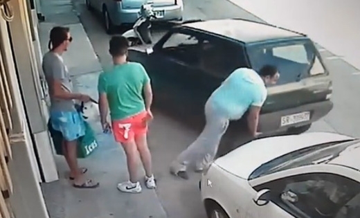 주차된 차량 번쩍 든 괴력의 사나이 ‘화제’