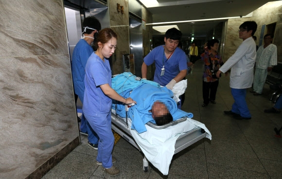 5일 오후 제주 추자도 인근에서 낚시 관광객들을 태우고 전남 해남으로 가다가 전복된 낚시어선 돌고래호(9.77t·해남 선적)에 탑승했던 낚시객 생존자가 6일 오전 제주시 한라병원 응급실로 이송되고 있다.  연합뉴스