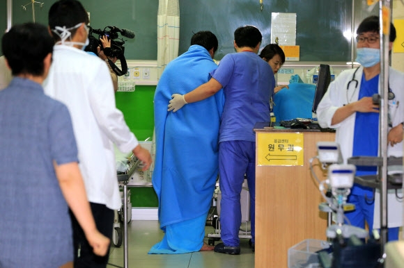 5일 오후 제주 추자도 인근에서 낚시 관광객들을 태우고 전남 해남으로 가다가 전복된 낚시어선 돌고래호(9.77t·해남 선적)에 탑승했던 낚시객 생존자가 6일 오전 제주시 한라병원 응급실로 이송되고 있다.  연합뉴스