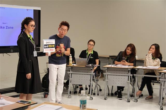 지난 2일 서울 서초구 과천대로 CJ오쇼핑 본사에서 이 회사의 태국 합작법인 GCJ오쇼핑 쇼호스트들이 류상(왼쪽 두 번째) 쇼호스트의 강의를 들으며 실습하고 있다.  CJ오쇼핑 제공