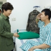 박 대통령, DMZ지뢰도발로 부상당한 장병 찾아 “군인정신의 귀감”