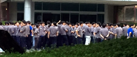 6일 금호타이어는 광주공장 직장 폐쇄를 결정하고 직원들을 동원해 회사 정문을 봉쇄했다. 광주 연합뉴스