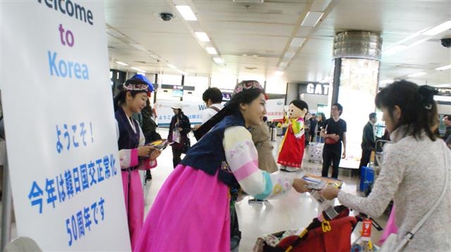 한복을 곱게 차려입은 여성들이 서울 강서구 방화동 김포국제공항에서 지난 4월 25일~5월 26일 일본 연휴(골든위크) 동안 방한한 일본인 관광객을 환영하며 선물을 나눠 주고 있다. 한국관광공사 제공