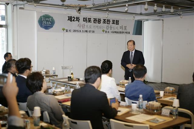 박홍섭(오른쪽) 마포구청장이 지난 3일 마포 관광계획 수립을 위해 관광업계 종사자들의 의견을 직접 듣고 있다.