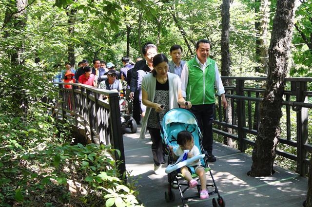 강서구가 한강을 따라 걷는 둘레길 일부를 새 단장하고 8일부터 개방한다. 사진은 지난해 노현송(오른쪽) 강서구청장이 주민들과 함께 강서둘레길을 걷고 있는 모습.  강서구 제공