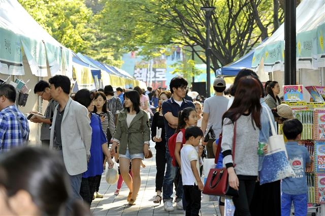 지난해 9월 서대문독립공원에서 열린 ‘서대문 북 페스티벌’에서 시민들이 다양한 부스를 살펴보고 있다. 북페스티벌은 올해 ‘서대문 책으로 축제’로 명칭을 변경했다. 서대문구 제공