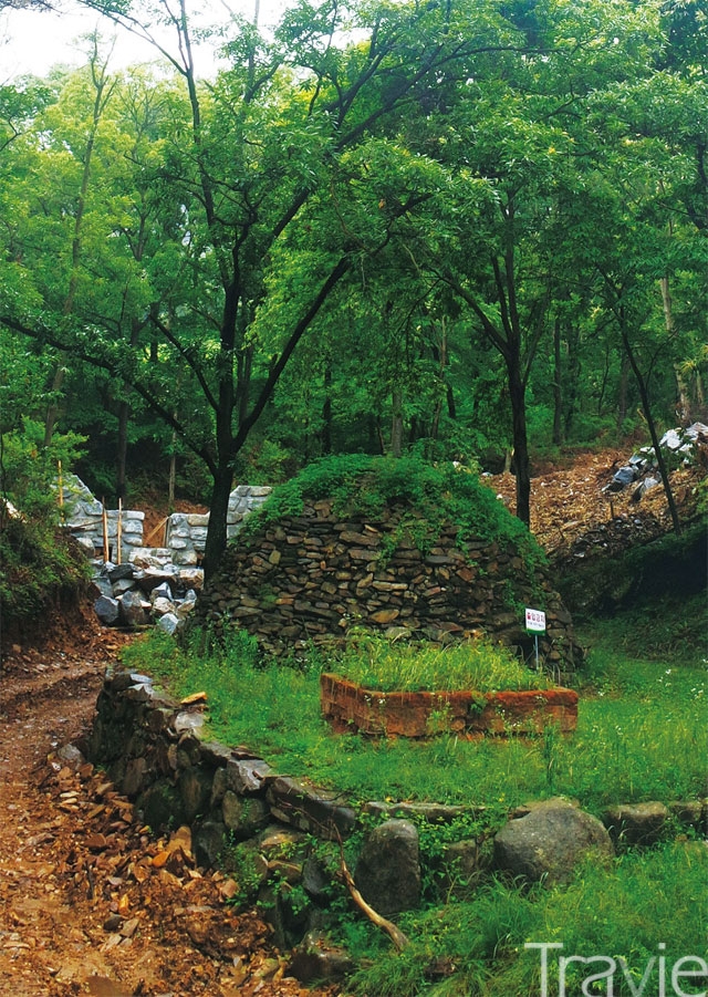 화개산 서쪽 자락에는 조선시대 선조들이 만들어 사용한 한증막 터가 남아 있다