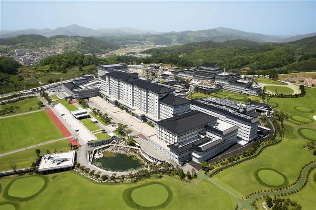 충북 괴산 중원대 전경. 한국의 전통미를 살린 건축물과 야외골프연습장이 눈길을 끈다. 중원대 제공 