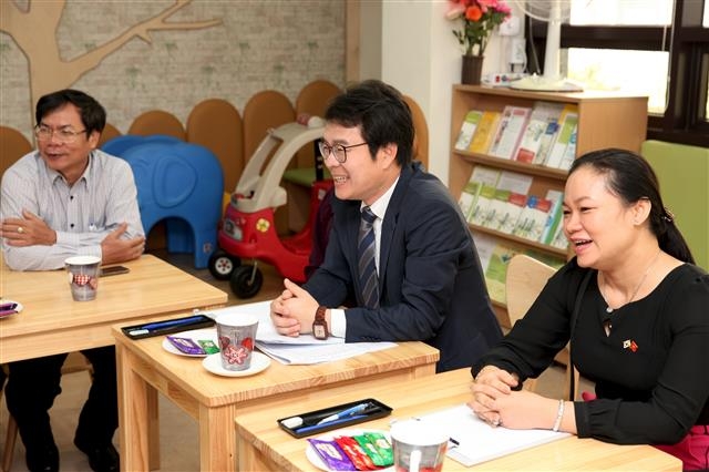 8일 서울 성동구 다문화카페 이음터에서 정원오(가운데) 성동구청장이 베트남 뚜이호아시 대표단 및 결혼 이주여성들과 대화를 나누고 있다. 