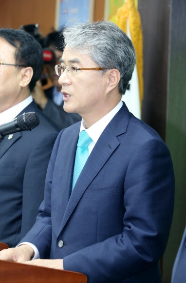박종훈 경남도교육감이 8일 도교육청 소회의실에서 기자회견을 하고 있다. 창원 연합뉴스 