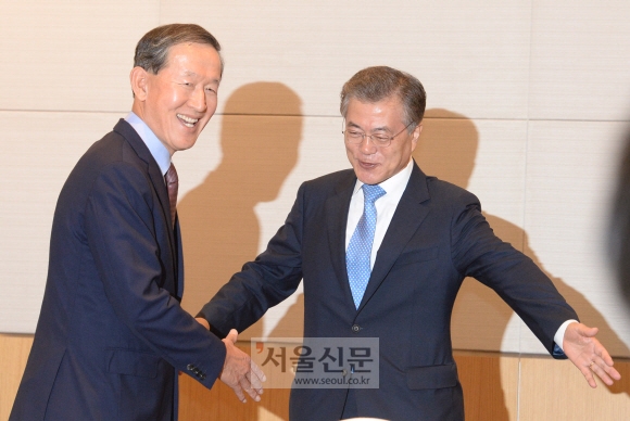 전경련 찾은 문재인… 허창수 회장과 정책간담회