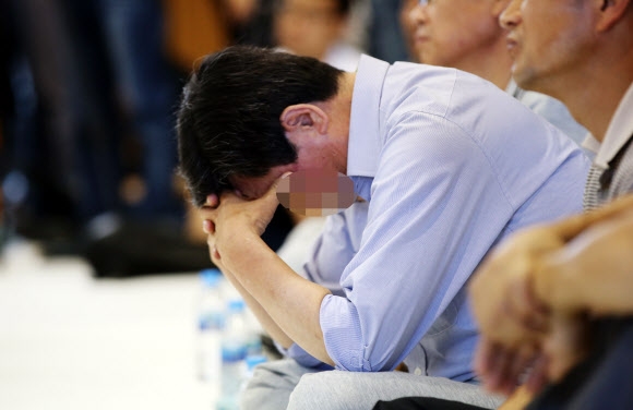8일 오전 전남 해남읍 다목적생활체육관에 마련된 돌고래호 사고 연고자 대기소에서 한 사고 피해자 가족이 괴로워하고 있다. 해남 연합뉴스