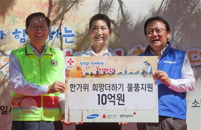 사회복지공동모금회 김주현(왼쪽부터) 사무총장, 대한적십자사 김성주 총재, 삼성사회봉사단 박근희 부회장이 8일 서울 은평구청에서 지역 독거노인과 어린이들을 위해 선물을 전달한 뒤 기념 촬영을 하고 있다.  삼성그룹 제공