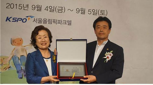 황준환 서울시의원(오른쪽)이 지난 4일 서울시 송파구 올림픽파크텔에서 열린 한국유치원총연합회 전국대의원 연수대회에서 감사패를 받고있다.  사진 서울시의회 제공.