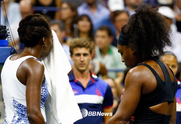 세레나 윌리엄스(오른쪽)과 비너스 윌리엄스 자매가 8일(현지시간) 미국 뉴욕의 빌리진 킹 내셔널 테니스센터에서 열린 2015 US오픈 여자단식 8강전에서 땀을 닦으며 대화를 나누고 있다. ⓒ AFPBBNews=News1