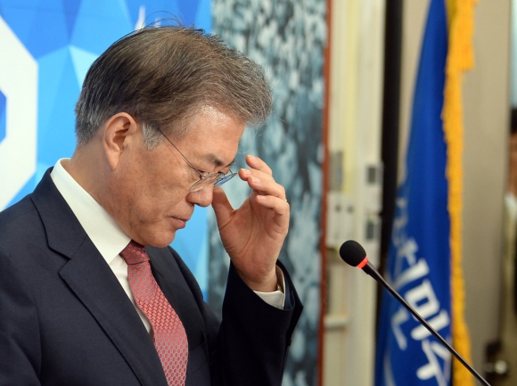 새정치민주연합 문재인 대표가 9일 국회에서 긴급 기자회견을 하고 있다. 문 대표는 이날 “만약 혁신안이 끝까지 통과되지 못하면 저는 대표직에서 물러나겠다”고 밝혔다.    김명국 전문기자 daunso@seoul.co.kr