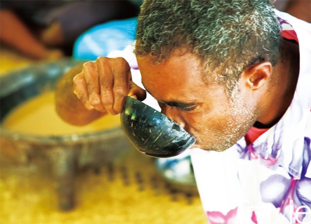 피지의 전통음료 카바를 마시고 있는 피지 원주민