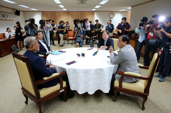 정부가 제시한 노사정 대타협 시한(10일)을 하루앞둔 9일 오후 정부서울청사 노사정위 대회의실에서 열린 4인 대표자회의에서 김대환(오른쪽부터 시계방향으로) 노사정위원장,김동만 한국노총 위원장, 이기권 고용노동부 장관, 박병원 한국경영자총협회 회장이 회의시작을 기다리고 있다.    연합뉴스