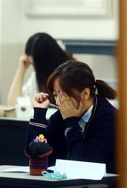 2016학년도 대학수학능력시험을 앞두고 모의고사가 실시된 2일 아침 은평구 신도고등학교 3학년 학생이 피곤한 듯 얼굴을 감싸고 모의고사 시험지 배부를 기다리고 있다. 2015.09.02 강성남 선임기자 snk@seoul.co.kr