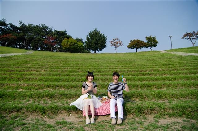 ‘셀프 웨딩’ 준비하는 임송이·석상욱 커플 사진